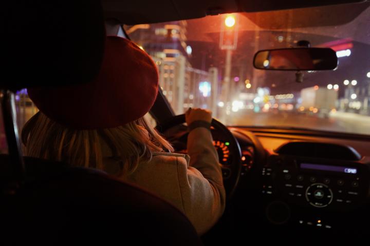 Vrouw aan het stuur in het donker