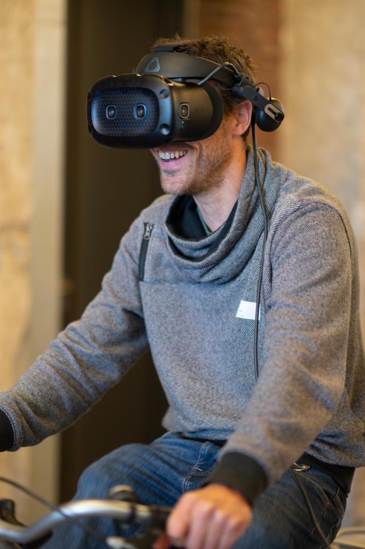 persoon probeert fiets met VR-bril uit