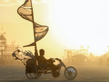 mens op ligfiets tijdens burning man festival