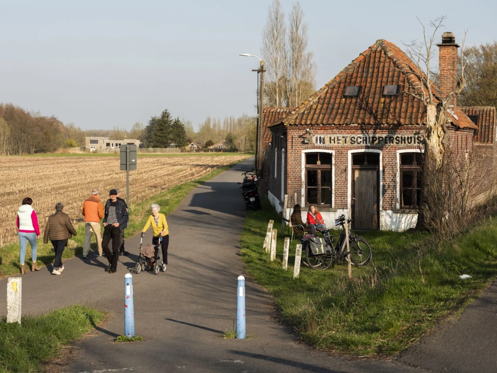 terras en trage weg met verschillende passanten